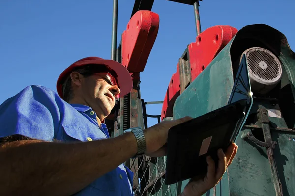 Ingeniero Petróleo Con Computadora Portátil Desarrollar Métodos Para Extracción Aceite Imagen De Stock