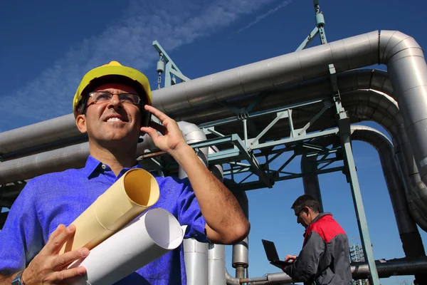 Bauingenieure Mit Bauplänen Und Laptop Auf Der Baustelle — Stockfoto