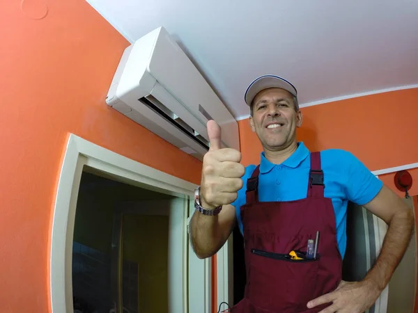 Smiling Air Conditioning Master Showing Thumbs — Stock Photo, Image