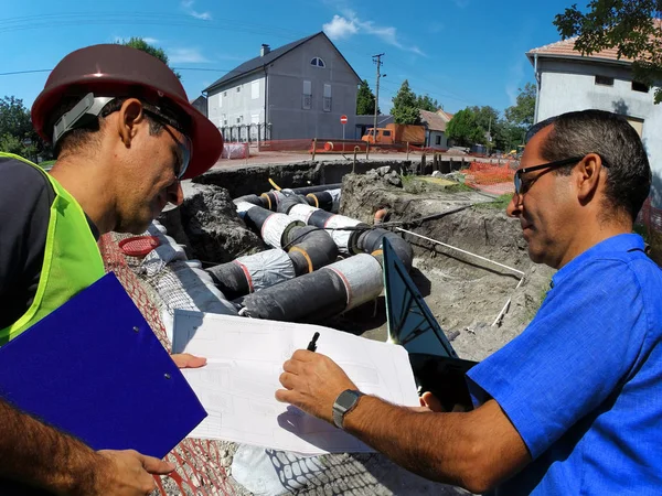 Ingenieros Civiles Con Portátil Plano Sitio Construcción Discutiendo Temas Trabajo — Foto de Stock