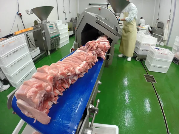 Steakschneidemaschine Hochwertige Schweinekoteletts Sind Frisch Geschnitten lizenzfreie Stockbilder