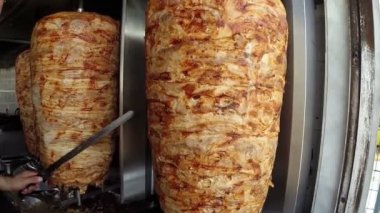 Bir jiroskop veya gyros olan bir dikey et lokantası, geleneksel olarak domuz eti veya tavuk pişmiş et yapılmış bir Yunan yemek