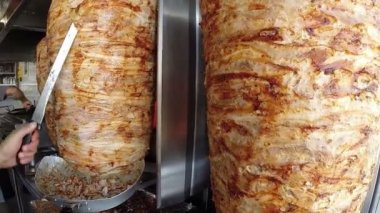 Bir jiroskop veya gyros olan bir dikey et lokantası, geleneksel olarak domuz eti veya tavuk pişmiş et yapılmış bir Yunan yemek