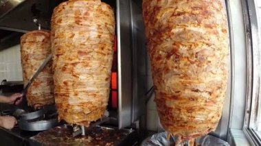 Bir jiroskop veya gyros olan bir dikey et lokantası, geleneksel olarak domuz eti veya tavuk pişmiş et yapılmış bir Yunan yemek