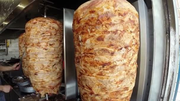 陀螺或陀螺仪是一种希腊菜 由在垂直烤上烹调的肉类制成 传统上是猪肉或鸡肉 — 图库视频影像