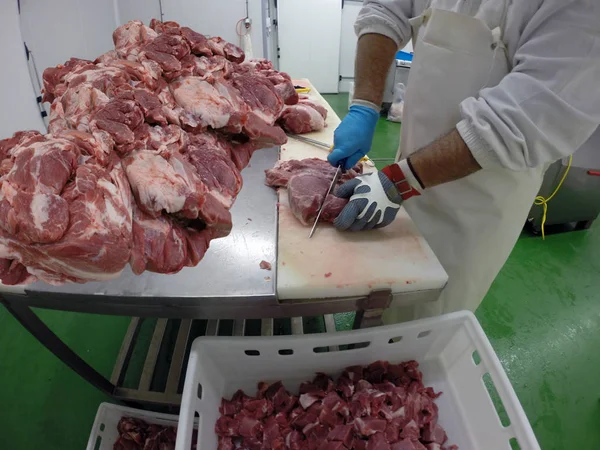 Açougueiro Com Uma Faca Afiada Cortando Carne Porco Fresca Uma — Fotografia de Stock