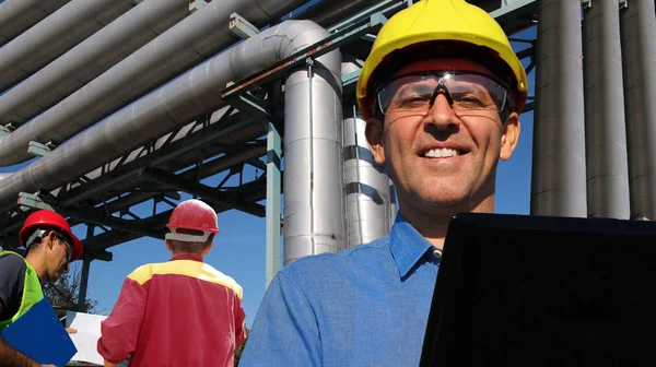 Grupo Ingenieros Que Trabajan Con Ordenador Portátil Proyecto Refinería Petróleo Fotos De Stock