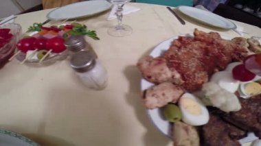 Lezzetli yemekler çeşitli bir gala yemeği Hd 1080 p için masaya servis