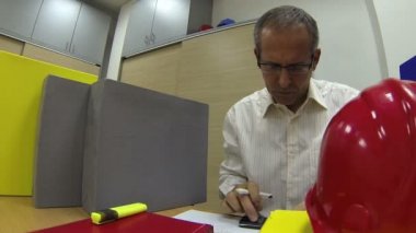 İçinde yazıhane evrak yığını ile overworked işadamı