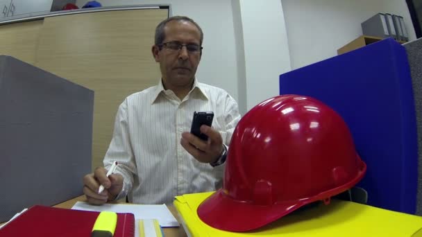 Homme Affaires Occupé Entouré Paperasserie Utilisant Téléphone Portable Dans Bureau — Video