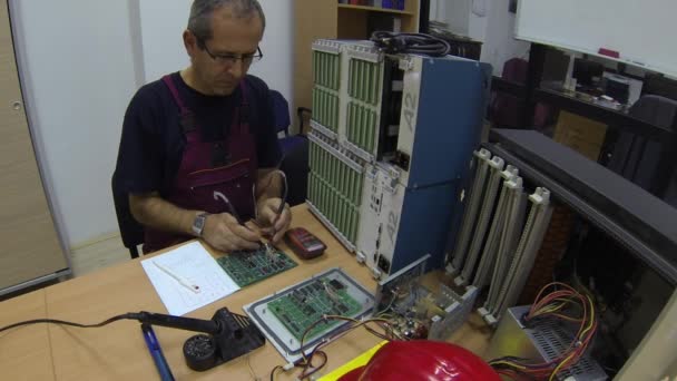 Engenheiro Com Multímetro Digital Resolve Problema Placa Circuito Impresso Eletrônico — Vídeo de Stock