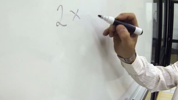 Homme Résolvant Des Équations Linéaires Avec Inconnu Aide Stylo Marqueur — Video