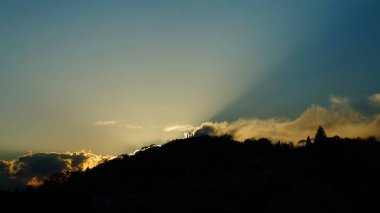 Wolken und Wetter und Sonnenuntergang