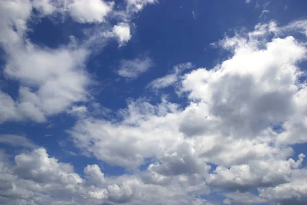 Fantásticas Nuvens Brancas Macias Contra Céu Azul — Fotografia de Stock