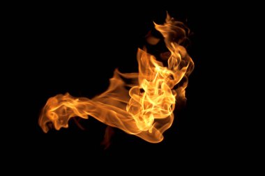 Siyah arkaplandaki alevler soyut.