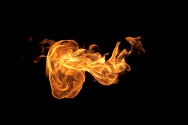 Siyah arkaplandaki alevler soyut.