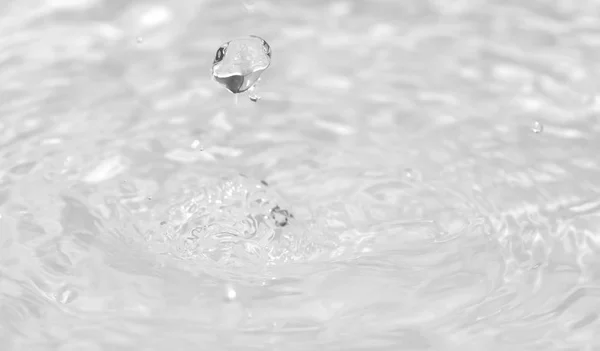 水液滴の抽象的な背景に陥る — ストック写真