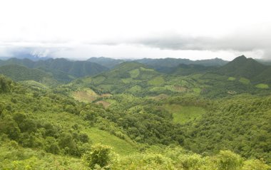Mae Hong Son Tayland dağ expanses gür, yağışlı sezon