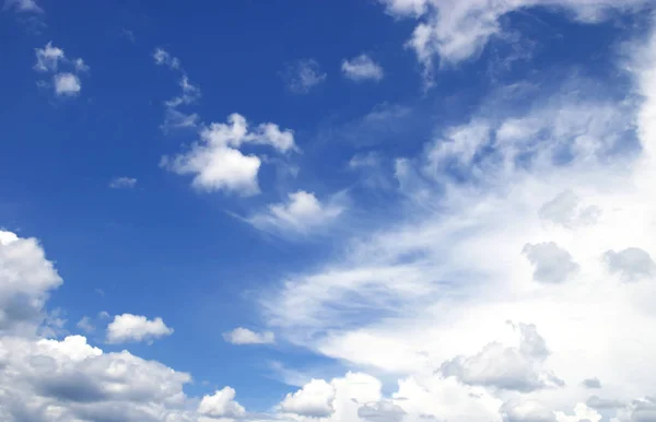 Sininen Taivas Valkoinen Pilvet Abstrakti Luonto Tausta — kuvapankkivalokuva