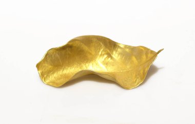 Beyaz arka plan üzerinde izole bir altın yaprak.