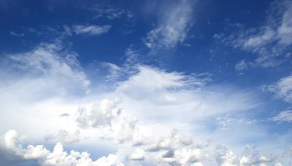 蓝蓝的天空白云抽象自然背景 — 图库照片