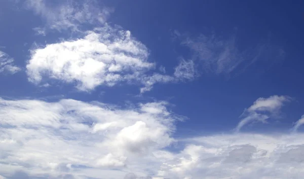 Céu azul e nuvens céu — Fotografia de Stock