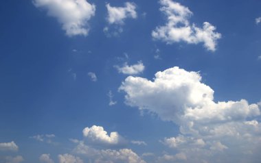 Mavi gökyüzü ve bulutlar gökyüzü