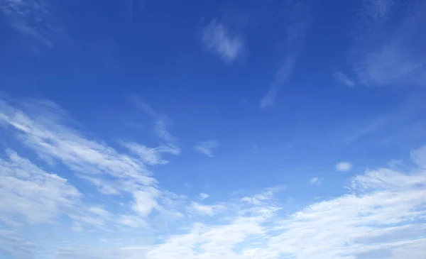 Блакитне небо і хмари небо — стокове фото