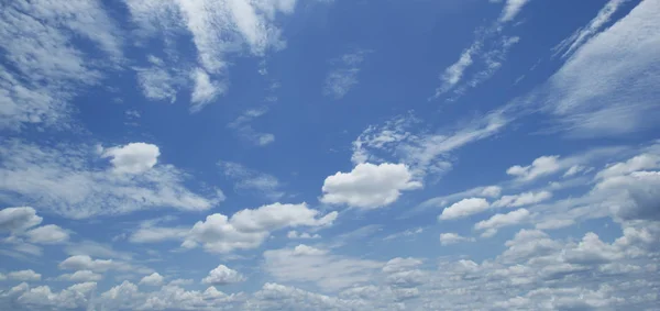 Cielo azul y nubes cielo —  Fotos de Stock