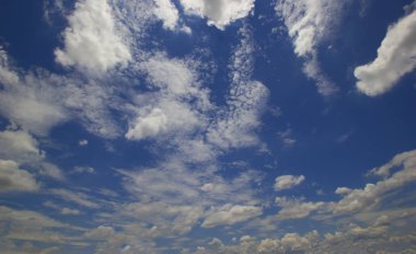 Mavi gökyüzü ve bulutlar gökyüzü