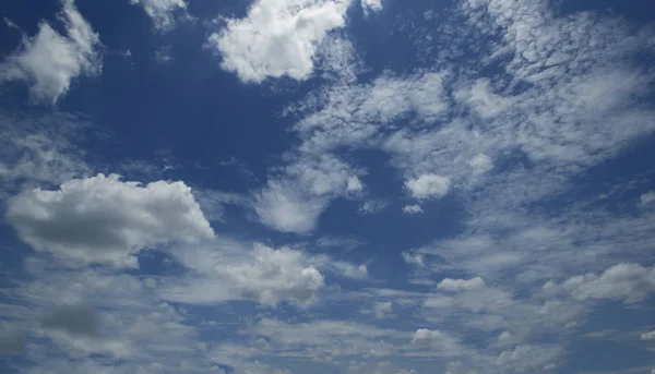 Голубое небо и облака небо — стоковое фото