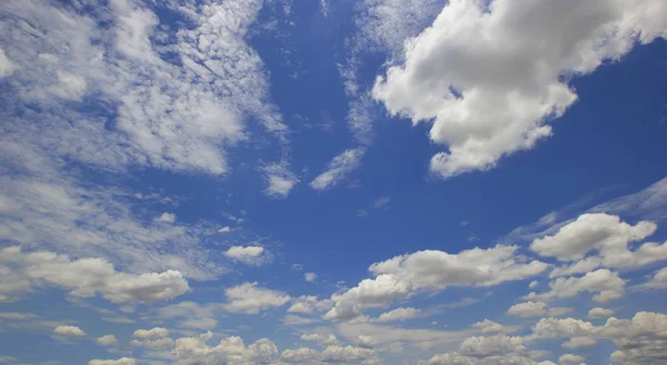 Γαλάζιο ουρανό και σύννεφα ουρανό — Φωτογραφία Αρχείου