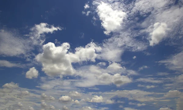 Blå himmel och moln himmel — Stockfoto