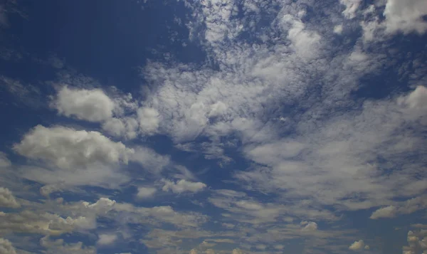 Blauwe lucht en wolken lucht — Stockfoto