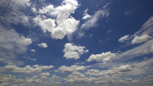 Céu azul e nuvens céu — Fotografia de Stock