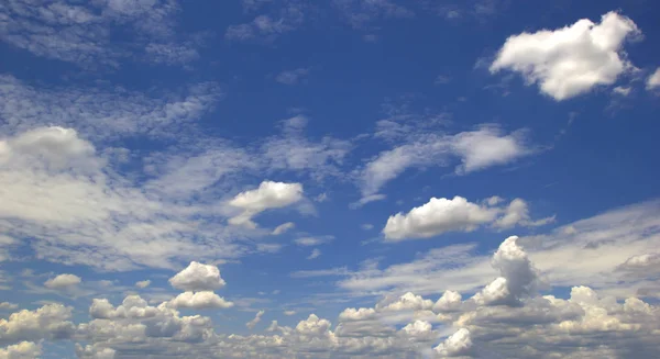 Sininen taivas ja pilvet taivas — kuvapankkivalokuva