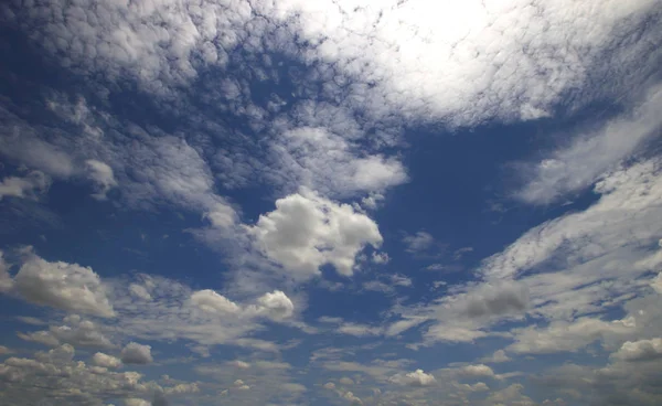 Blauwe lucht en wolken lucht — Stockfoto