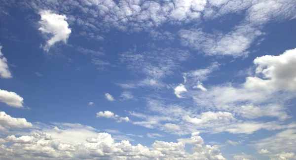 Cielo azul y nubes cielo —  Fotos de Stock