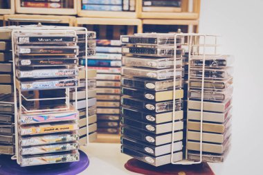 Bangkok, Tayland - 16 Haziran 2018: Retro kaset 80s üzerinden ön beyaz arka plan, Jj Green Market, dükkanında alışveriş Chatuchak pazarı, Vintage tarzı, eski teknoloji yanında popüler gece