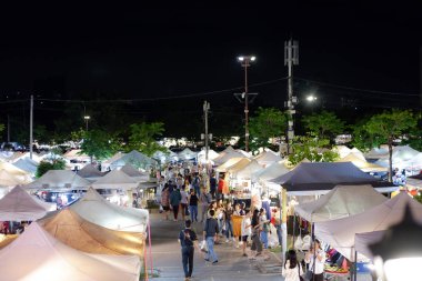 Bangkok, Tayland - 16 Haziran 2018: Jj yeşil gece pazarı sadece havalı yer Alışveriş Bangkok olabilir. Bölüm vintage bit pazarı, bölümü ikinci el pazarı ve bölümü yerel içme mekân.
