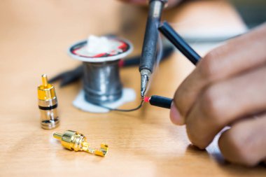 Rca kablo, onarım ve donatım, Rca kablo ve pense masada ayarlamasını lehim, portre