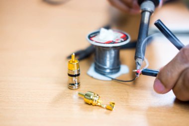 Rca kablo, onarım ve donatım, Rca kablo ve pense masada ayarlamasını lehim, portre