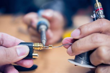 Rca kablo, onarım ve donatım, Rca kablo ve pense masada ayarlamasını lehim, portre