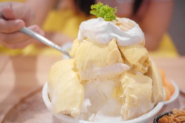 Bingsu Durian Durian dondurma ile ve krem şantiyle yoğunlaştırılmış süt ile servis