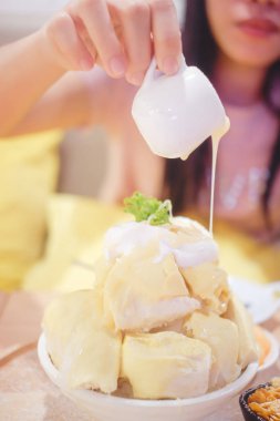 Bingsu Durian Durian dondurma ile ve krem şantiyle yoğunlaştırılmış süt ile servis