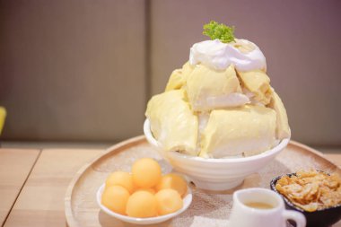 Bingsu Durian Durian dondurma ile servis yoğunlaştırılmış süt ve kavun ile krem şanti.