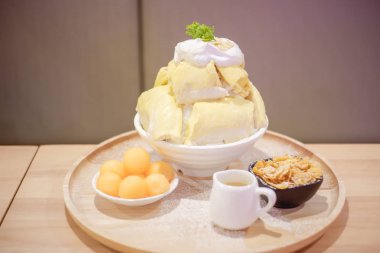 Bingsu Durian Durian dondurma ile servis yoğunlaştırılmış süt ve kavun ile krem şanti.