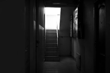 Merdiven binanın içinde. arka plan siyah.