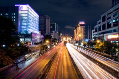Bangkok, Tayland - 13 Temmuz 2018: gece uzun pozlama ile çekilen Ratchadapisek Road, trafik lambası yollar