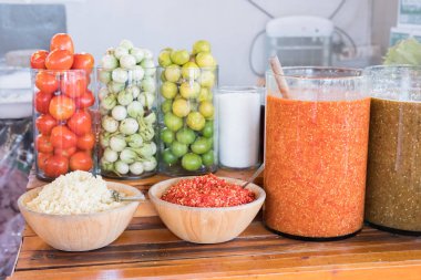 Papaya salatası madde ve baharatlı deniz ürünleri sos Tay tarzı daldırma.